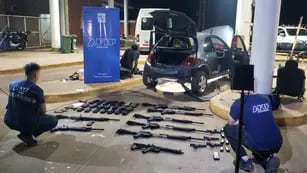 Detienen a un hombre que intentó ingresar armas de guerra ocultas en un auto por la triple frontera