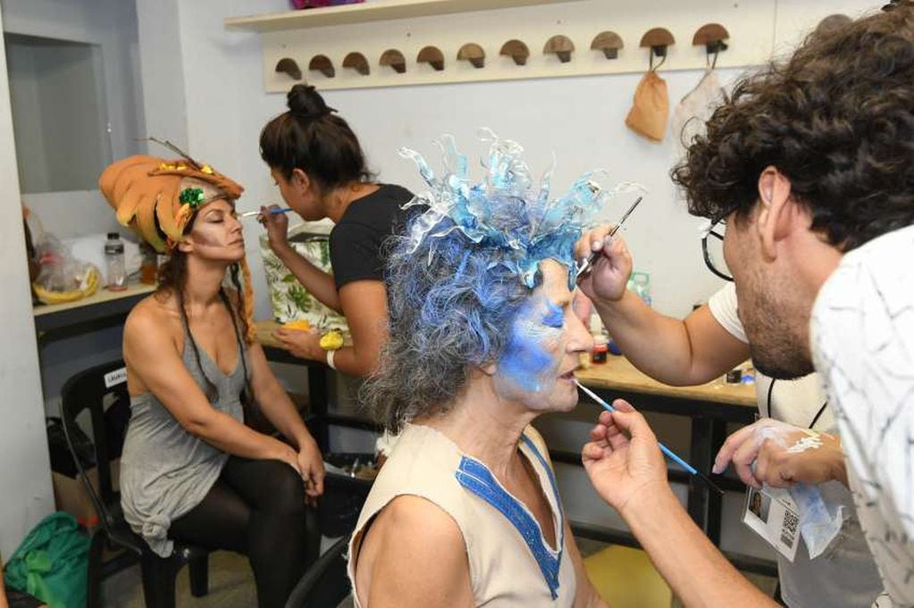 
Camarines. El equipo de maquillaje trabajó a full con las bailarinas y actrices durante el espectáculo. | José Gutiérrez / Los Andes
   