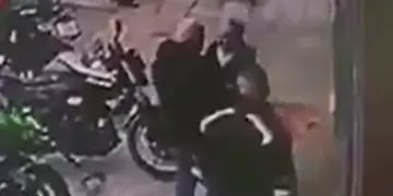 Una mujer enfrentó a un motoquero que había estacionado en la vereda y recibió una brutal agresión
