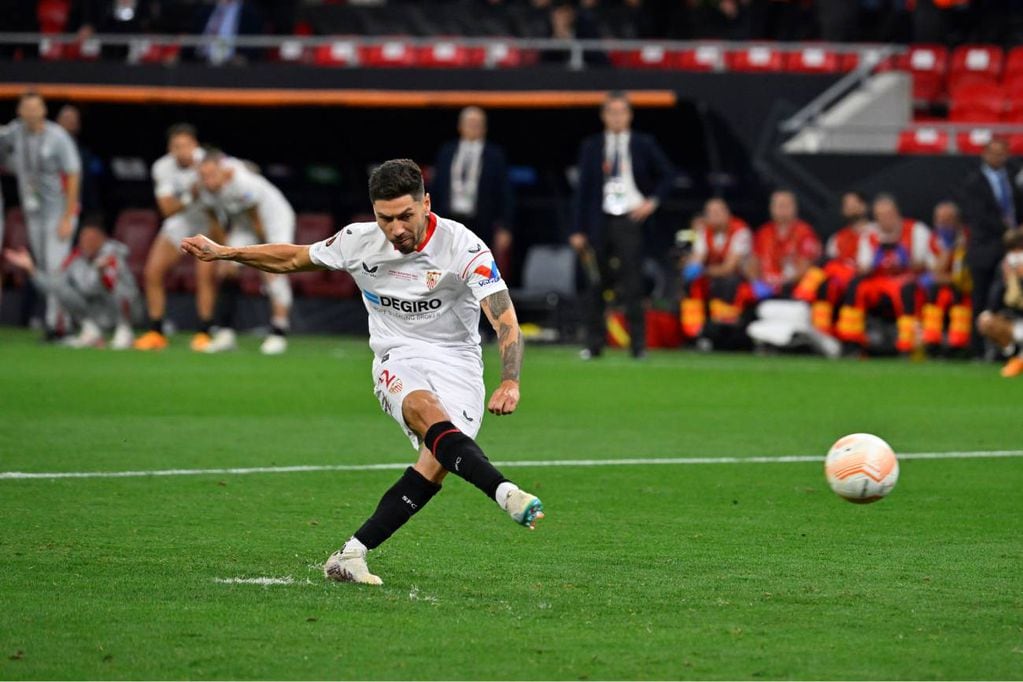 Gonzalo Montiel define con su penal la final de la Europa League a favor de Sevilla. El defensor y otro momento mágico en su carrera. (AP)