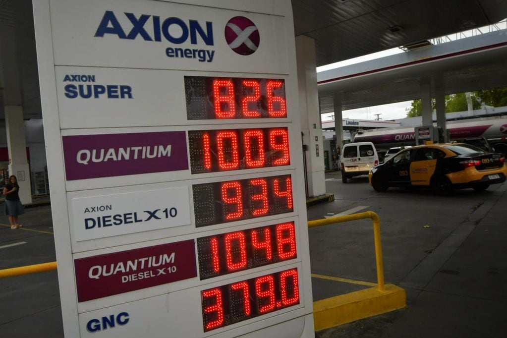 Aumento de combustibles en Axion, estos son los nuevos precios en Mendoza.  
Foto: Orlando Pelichotti.