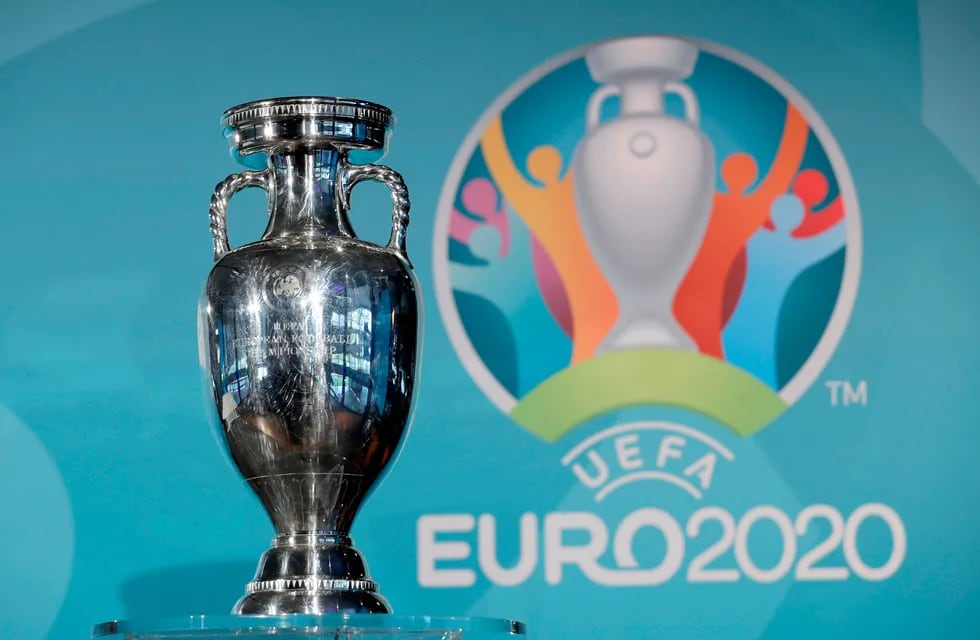 El trofeo que levantará el campeón de la Euro, que se llevará a cabo este 2021 luego de la postergación. (AP)