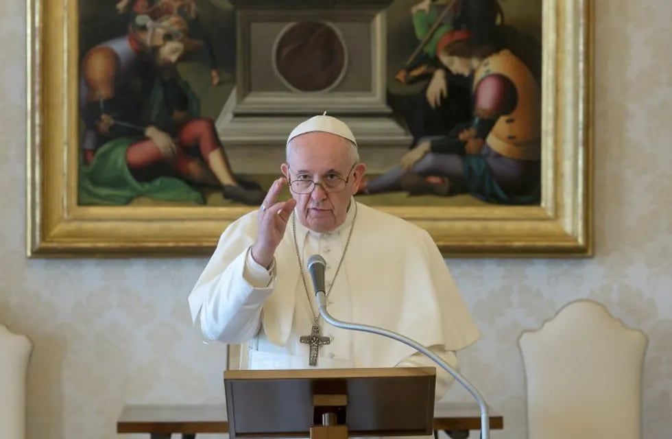 El Vaticano asegura que el Papa no le colocó ningún "me gusta" a la cuenta de la modelo.
