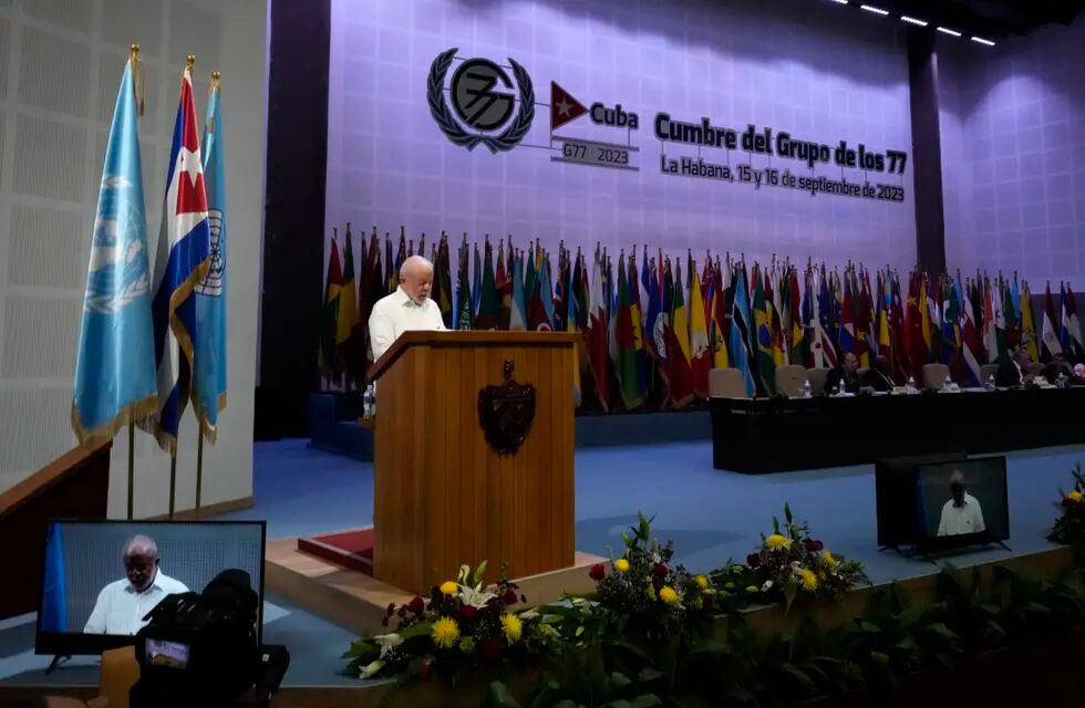 El presidente brasileño, Luiz Inácio Lula da Silva, ofrece un discurso en la cumbre del G77+ China en La Habana, Cuba, el sábado 16 de septiembre de 2023. (Foto AP/Ramón Espinosa)
