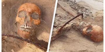 Arqueólogos desentierran esqueleto de una mujer “vampiro” del siglo XVII con una hoz en el cuello en Polonia