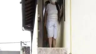 Lleva más de un año sin poder salir de su casa porque un vecino le rompió la única escalera de ingreso