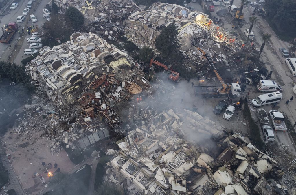 Una vista aérea tomada con un dron de los daños en el sitio de los edificios derrumbados mientras continúan los trabajos de rescate después de un gran terremoto en Hatay, Turquía (EFE)