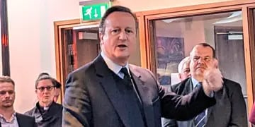 David Cameron visitó las Islas Malvinas: “Espero que quieran ser británicas durante mucho tiempo, para siempre”