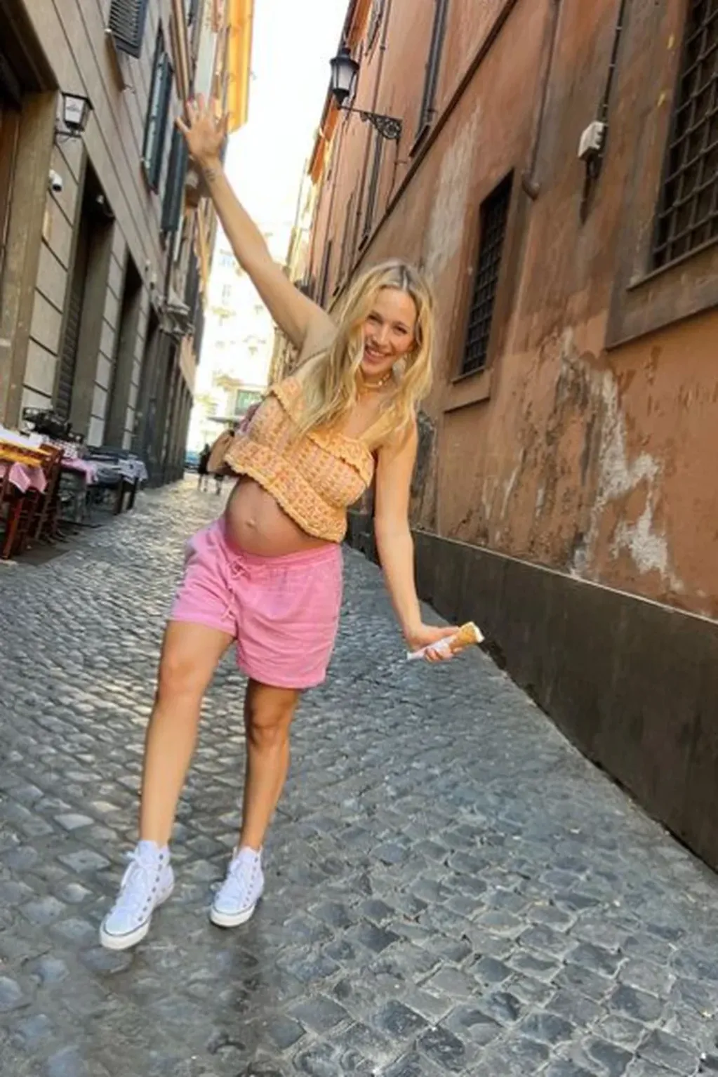 La actriz posó embarazada desde las calles de Roma