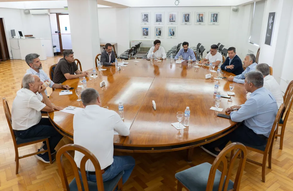El gobernador Alfredo Cornejo y los intendentes en la Casa de Gobierno. Foto: Prensa Gobierno de Mendoza.