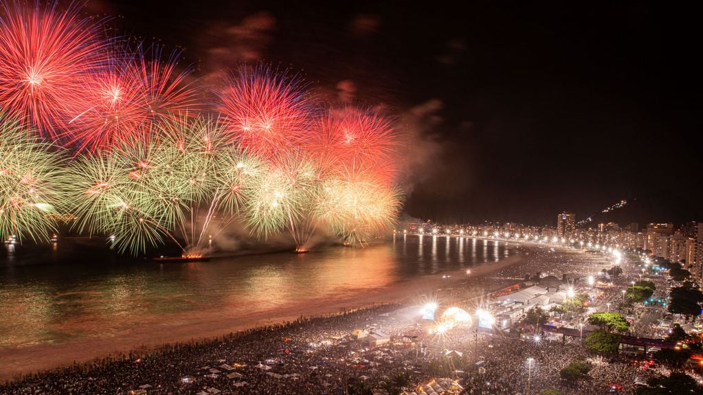 Espectaculo de fuegos artificiales en la Playa de Copacabana durante la celebración de Año Nuevo, en Río de Janeiro (Brasil). EFE/ Gabriel Monteiro