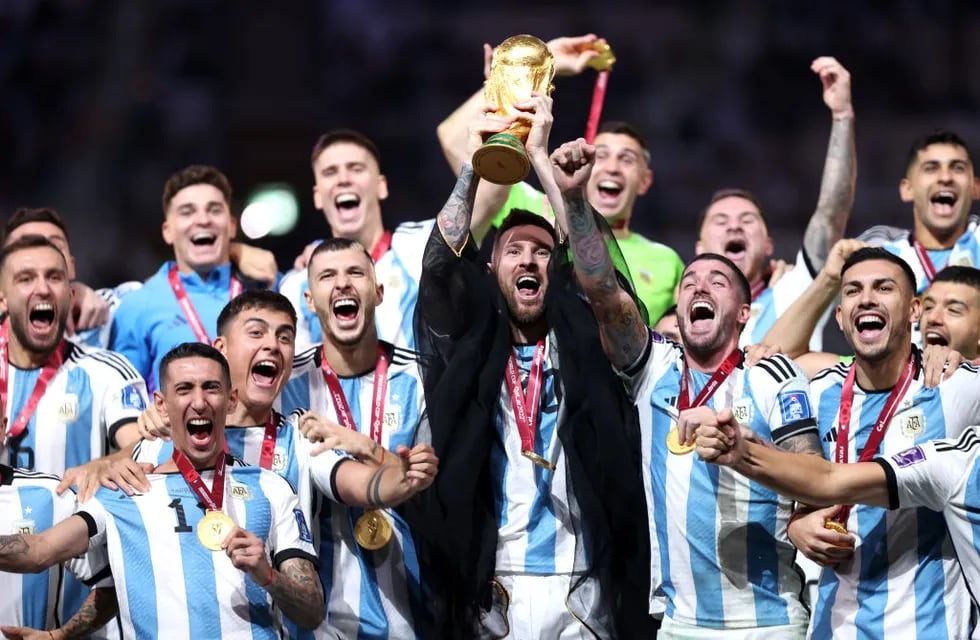 Leo Messi, Campeón del Mundo, levantando la copa.