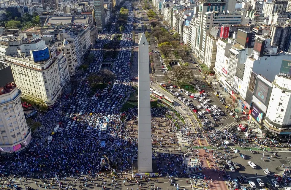 Miles de personas se reunieron en el punto de encuentro por excelencia de Buenos Aires para protestar contra el Gobierno  - Clarín