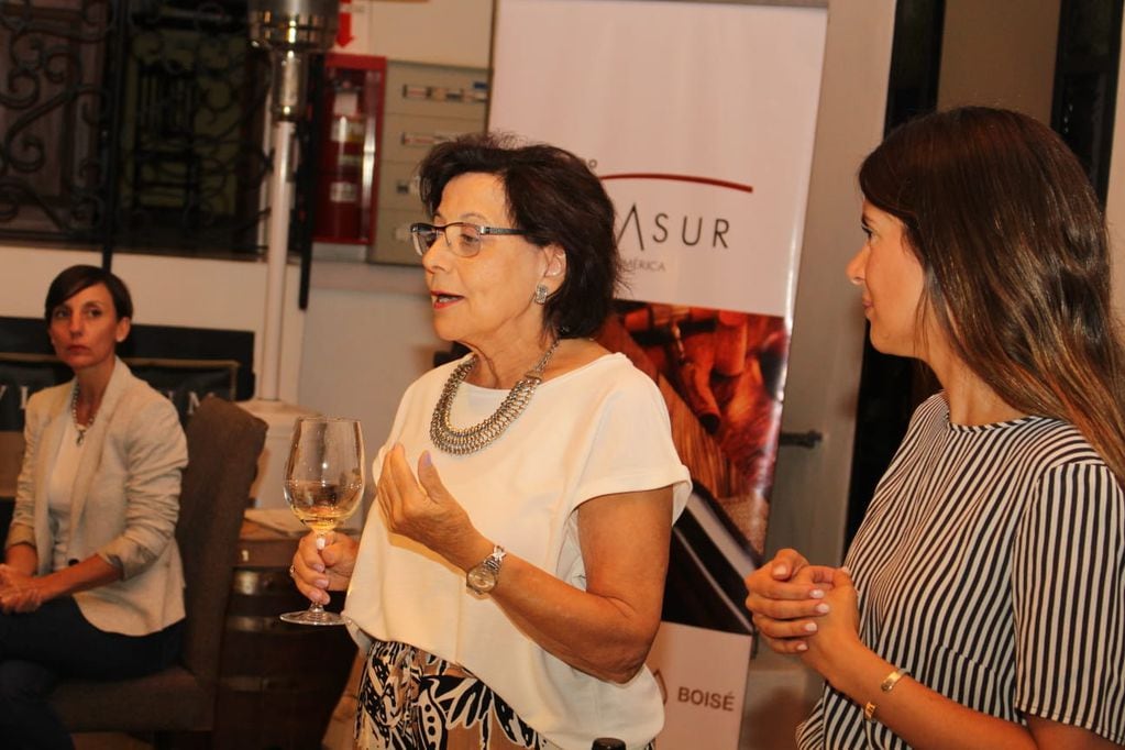 Cristina Pandolfi comentando el chardonnay de Finca La Anita, junto a Denis Vicino.