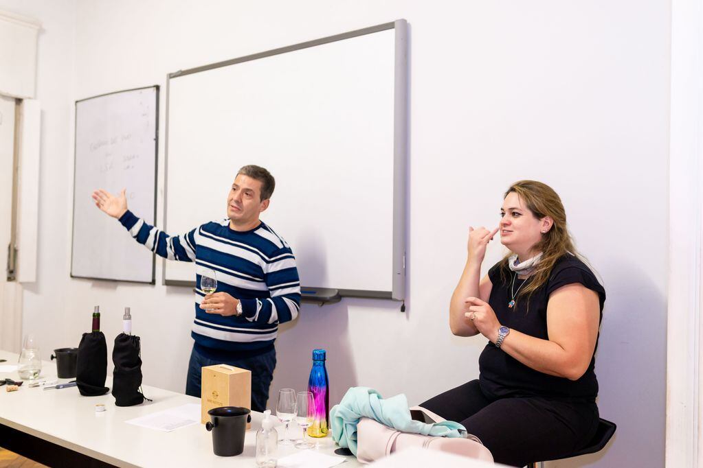 El curso sobre vino tiene cuatro alumnos sordos y cuenta con una intérprete de lenguaje de señas. - Gentileza