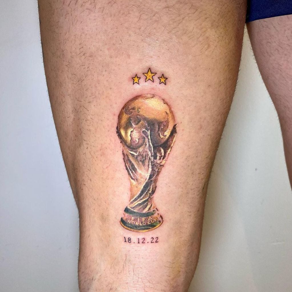 El tatuaje increíble de la Copa del Mundo, junto con las tres estrellas.
