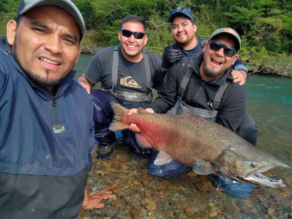 Los amigos con uno de los 74 salmones que pescaron.
