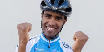 Un jinete eritreo con un curso atípico participa en el Tour de Italia por primera vez en su carrera. Sueña con encontrar un lugar entre la é