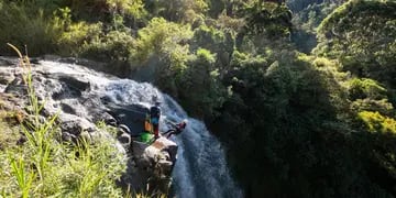 La ciudad de Baños de Agua Santa posee cascadas de 80 metros, aguas ricas en minerales, junto al volcán Tungurahua.
