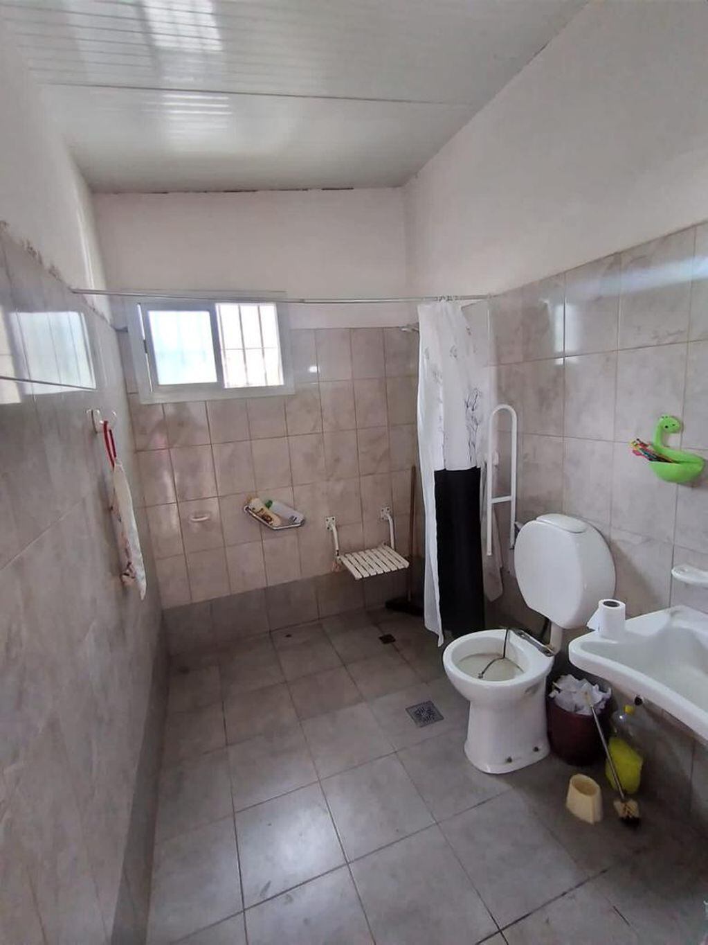 El baño adaptado para Franco en su casa de Phillips. Foto: Prensa Municipalidad de Junín.