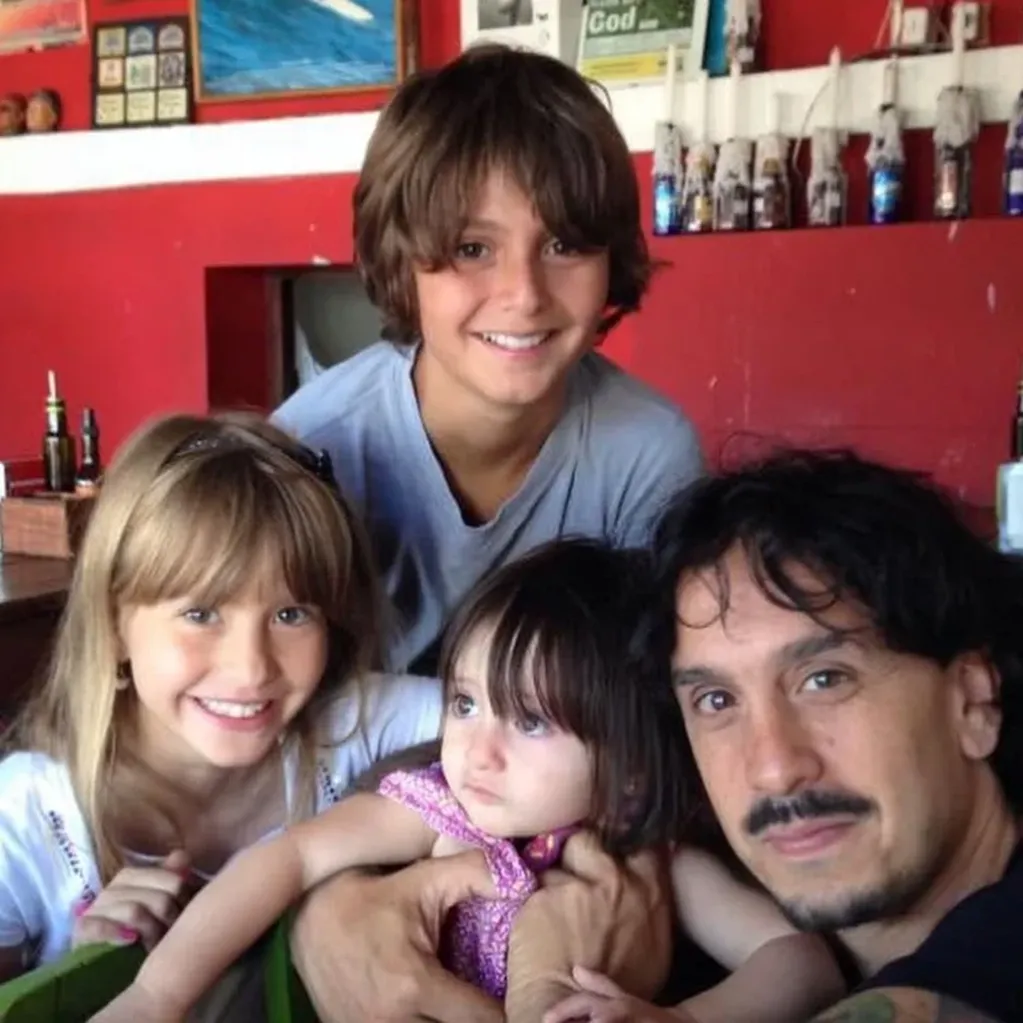 Milena junto a su padre y sus hermanos, Benja y Miranda