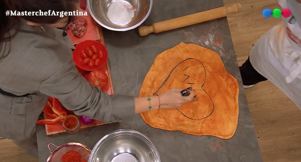 Wanda Nara, cuchillo mano, grabó su nombre en el corazón de masa de Juan Francisco