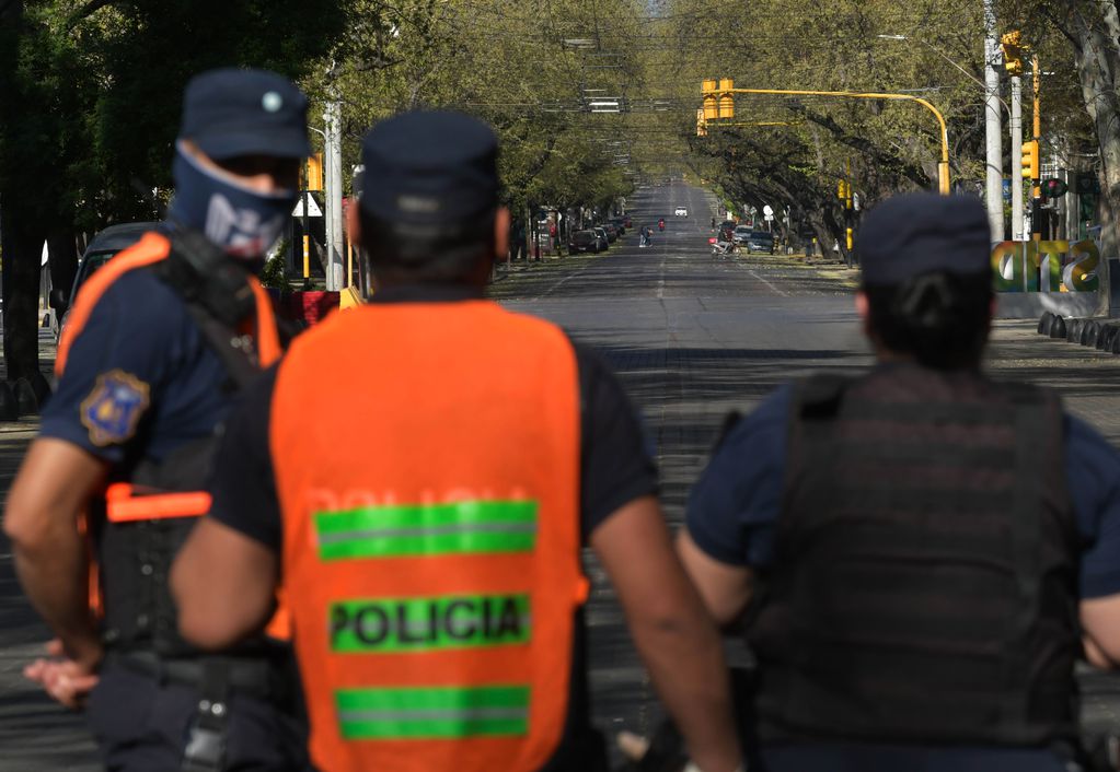 Policías de Mendoza controlan las calles casi desiertas del centro mendocino durante la jornada de domingo.