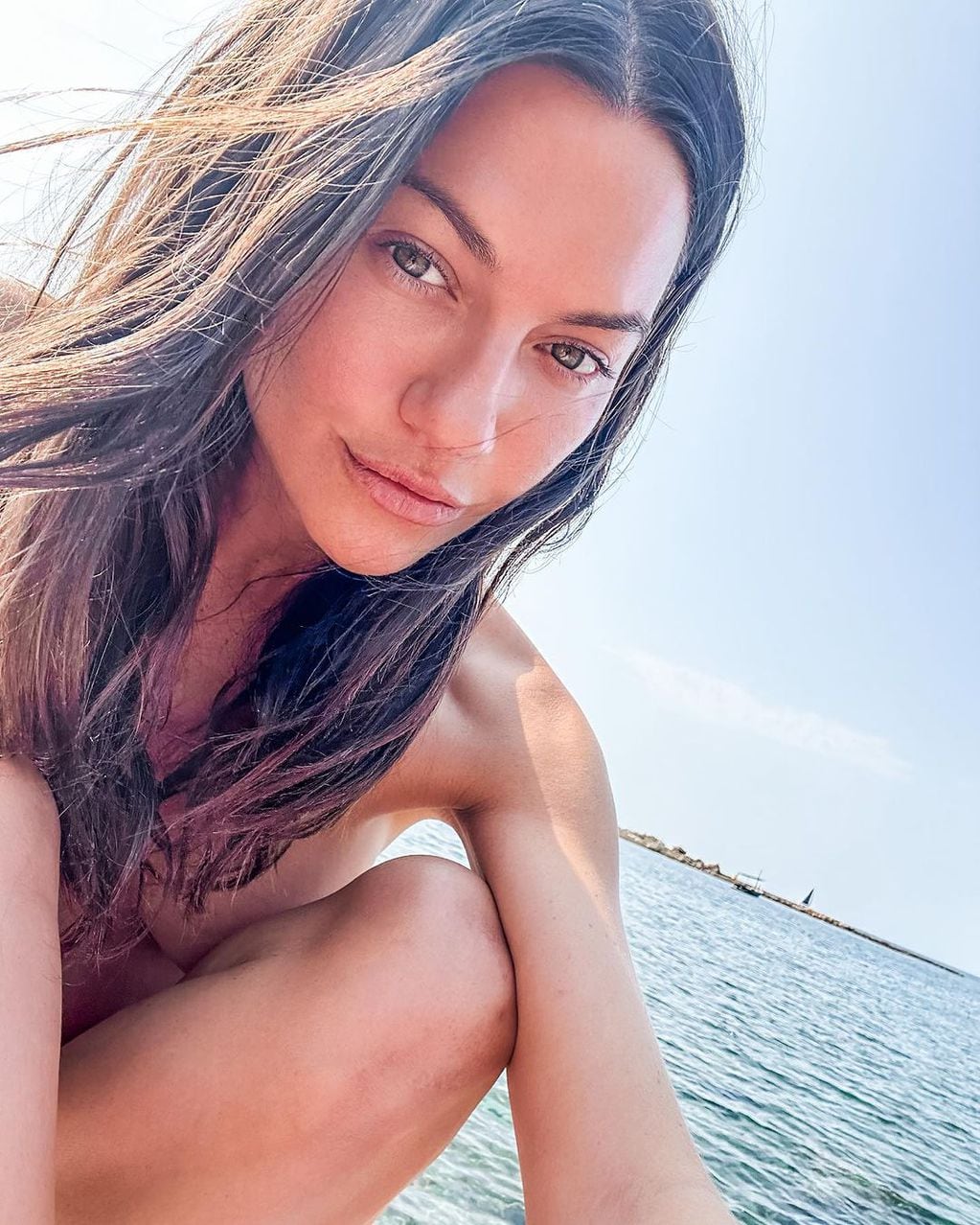 La modelo posó en topless, en Menorca.