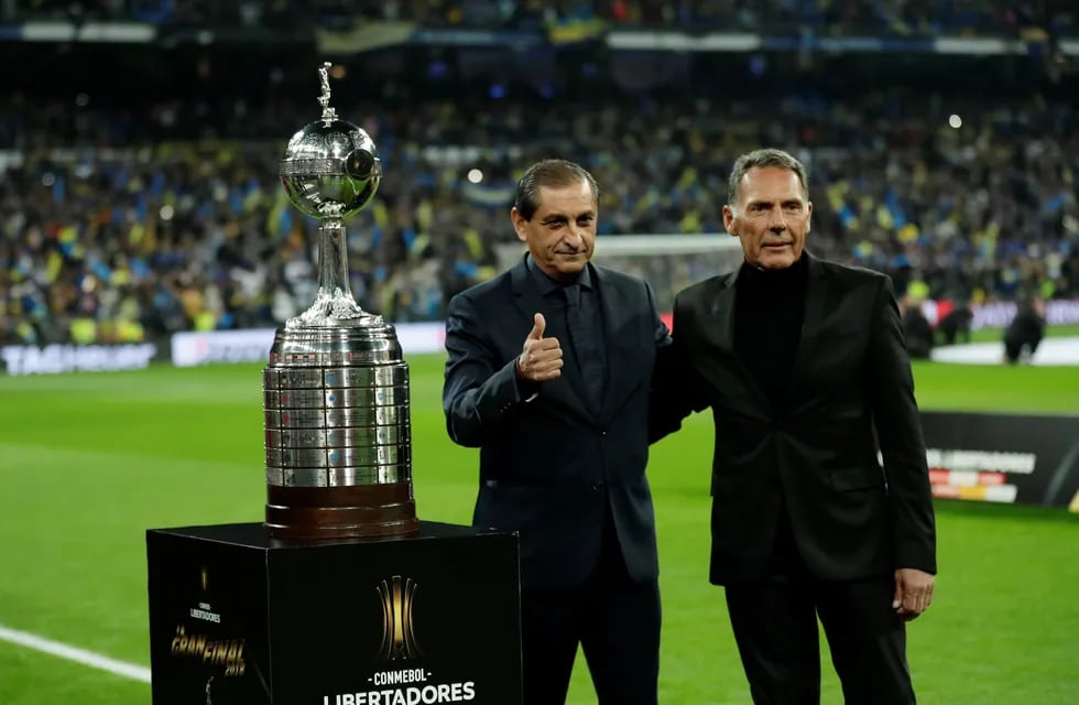 Miguel Russo y Ramón Díaz acomodaron el trofeo en el Santiago Bernabéu