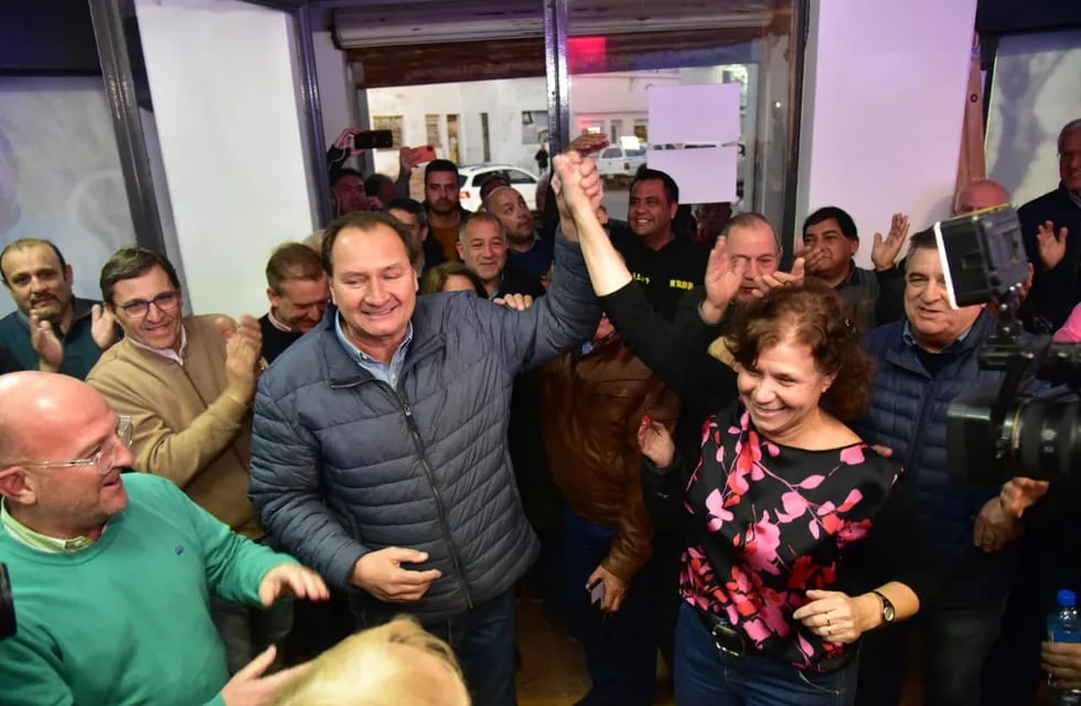 Marcos Juárez: el intendente Pedro Dellarossa y la candidata a sucederlo Sara Majorel (JxC) festejan por las elecciones. (Foto: La Voz)