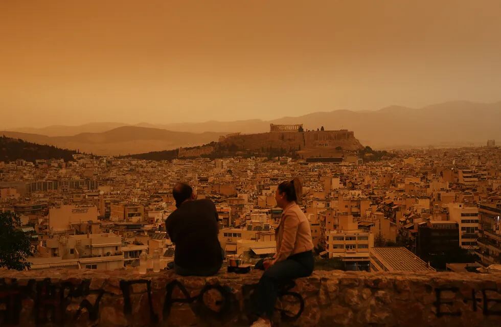 Polvo sahariano cubre el cielo de Atenas, Grecia, desde este martes. EFE/ORESTIS PANAGIOTOU