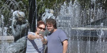 Dos turistas brasileños, Fernanda y Gian, disfrutando ayer en el Parque a pesar del “horno”. Orlando Pelichotti / Los Andes