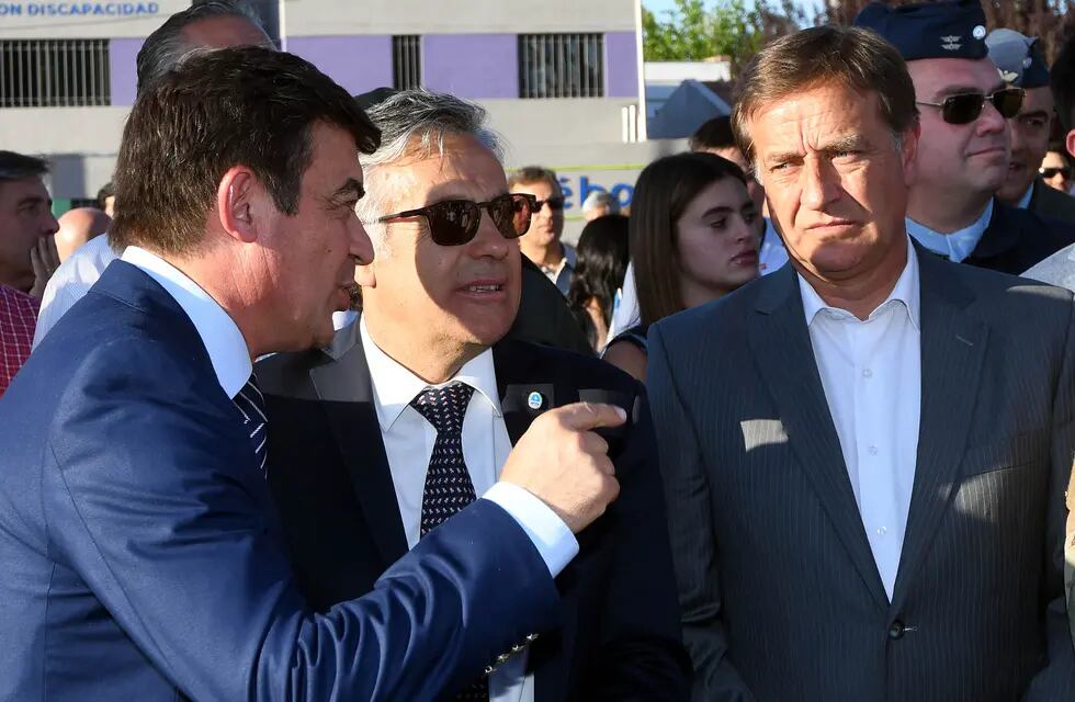 El Gobernador Alfredo Cornejo junto a Omar De Marchi y Rodolfo Suárez. Foto: Marcelo Rolland / Los Andes