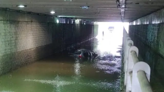 Un hombre murió ahogado en auto al quedar atascado en un túnel de Berazategui