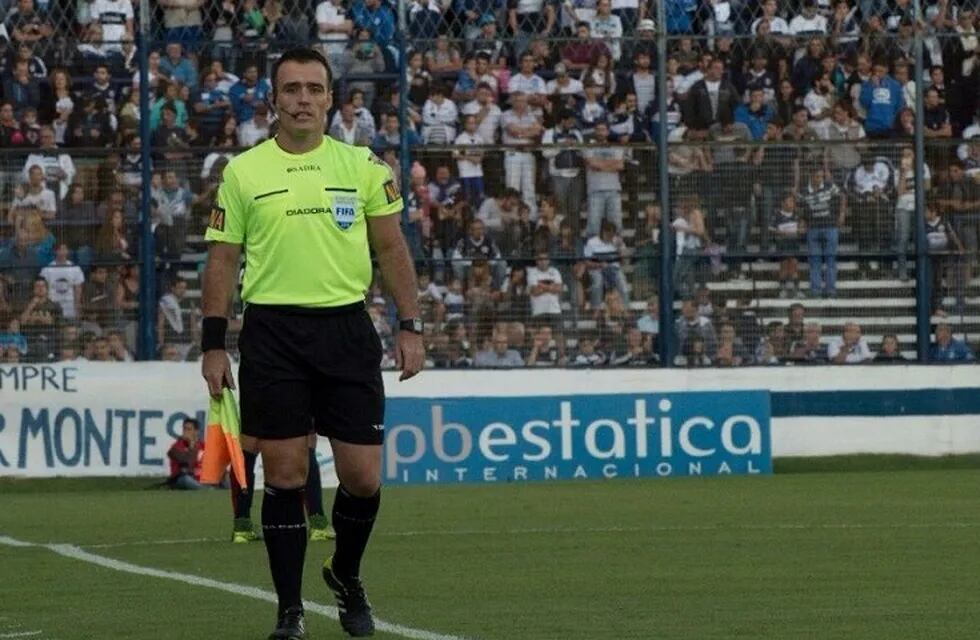 Cristian Navarro oficiará de árbitro asistente de Darío Herrera y Mauro Vigliano, en el inicio de la Libertadores.