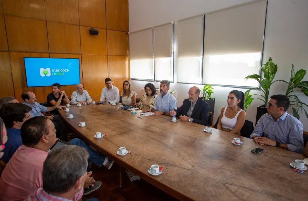 Ulpiano Suárez convocó a gremios y empresarios a la mesa de dialogo y desarrollo de Mendoza.
