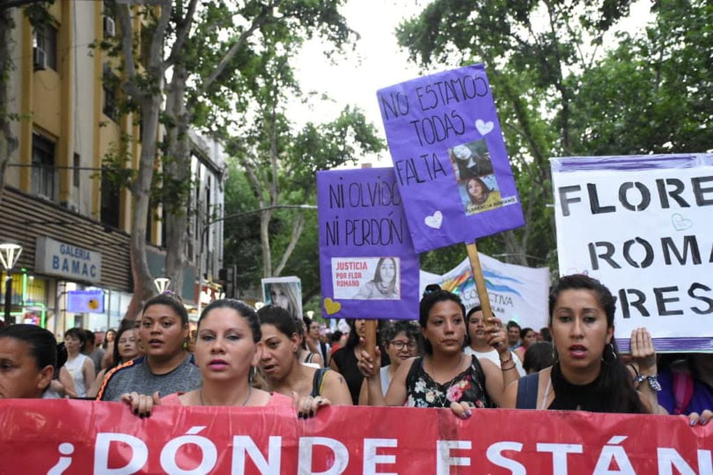 Con pancartas, carteles y fotos de víctimas, miles de personas marcharon por las calles de Ciudad para pedir justicia por femicidios y violencia de género. - Mariana Villa / Los Andes