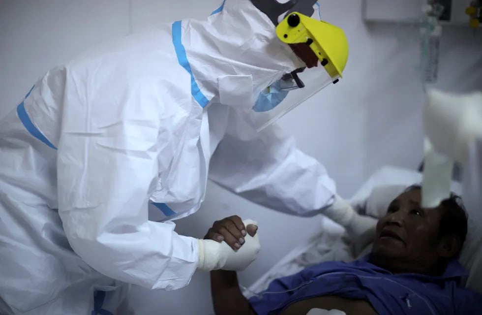 Un médico de un hospital de Ezeiza atiende una mujer en el área de Covid-19 de ese nosocomio.