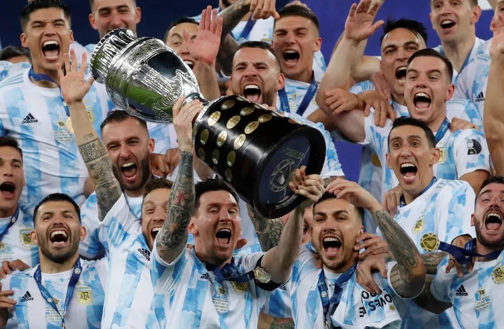 Una postal que será eterna: Messi levanta la Copa América 2021 que ganó la Selección Argentina en el Maracaná. / AP