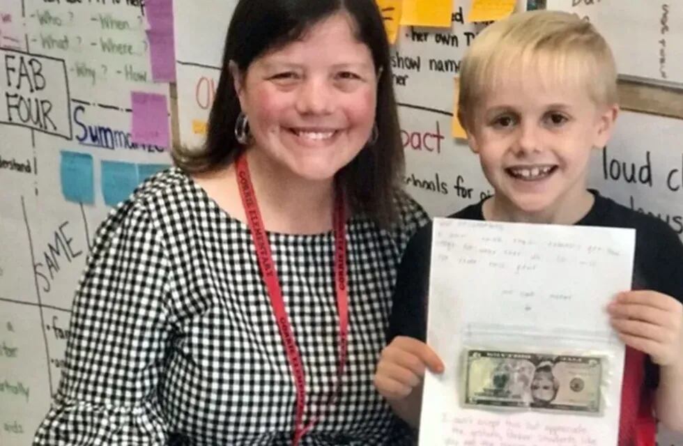 Un nene regaló su dinero de cumpleaños a su maestra para que tuviera un mejor sueldo