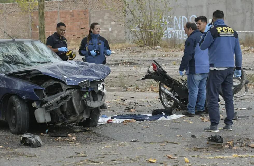 Padre e hija murieron en un accidente en Las Heras, cuando la moto en la que viajaban chocó con un auto. Foto: Orlando Pelichotti - Los Andes