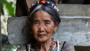 Una tatuadora indígena de Filipinas se convirtió en la modelo más anciana en posar para Vogue