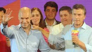 A festejar. Horacio Rodríguez Larreta, el hombre más votado de la jornada, con Mauricio Macri y la dirigencia de PRO. Entre ambos, el entrerriano Alfredo De Angeli (LaVoz)