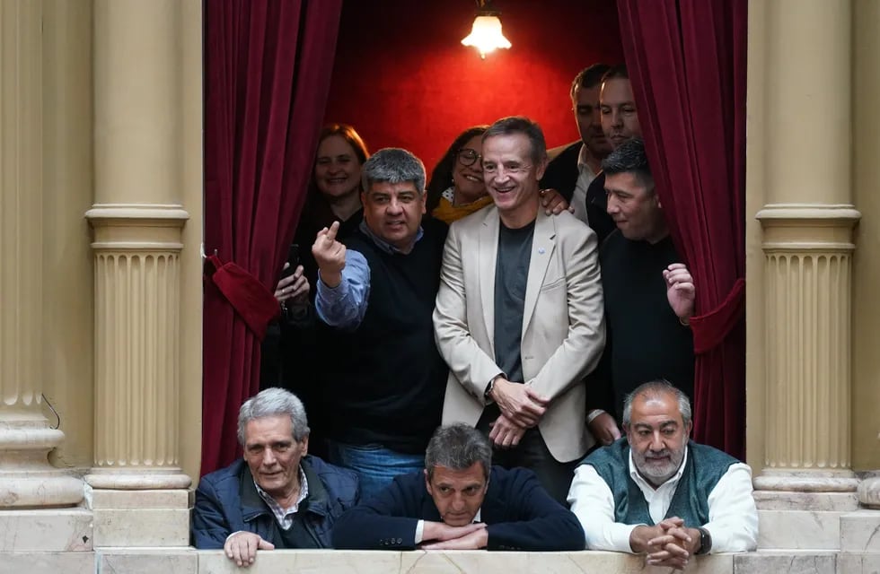 Moyano, Massa y los líderes de la CGT en una foto de archivo - Clarín