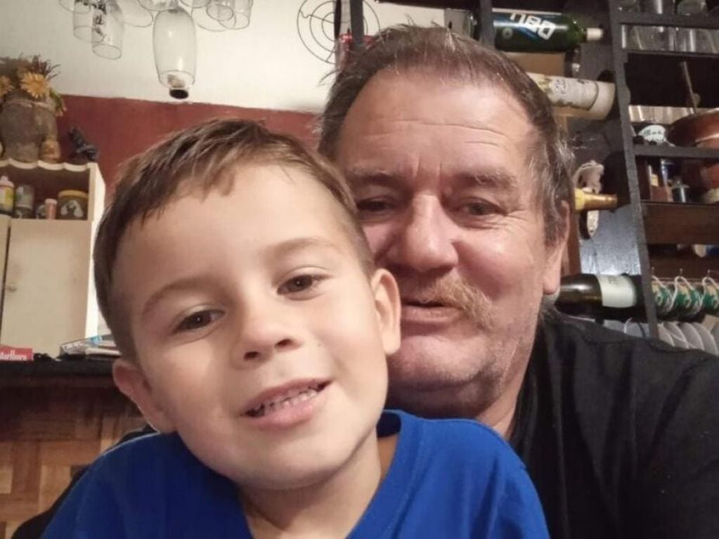 Ramón, en una foto junto a su nieto Lucio Dupuy.