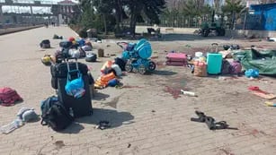 Con un misil, Rusia mató a 50 civiles que eran evacuados en una estación de tren en Kramatorsk (AP)