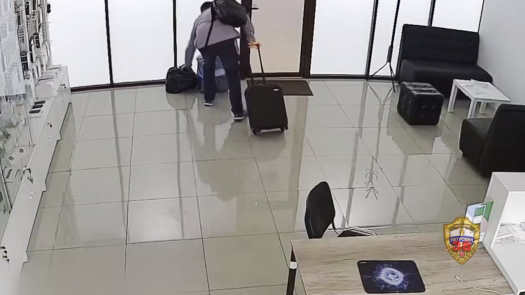 El ladrón ingresó al local con una maleta y dos bolsas, en las que metió los dispositivos electrónicos que sustrajo. Foto: Gentileza Lenta (medio local ruso).
