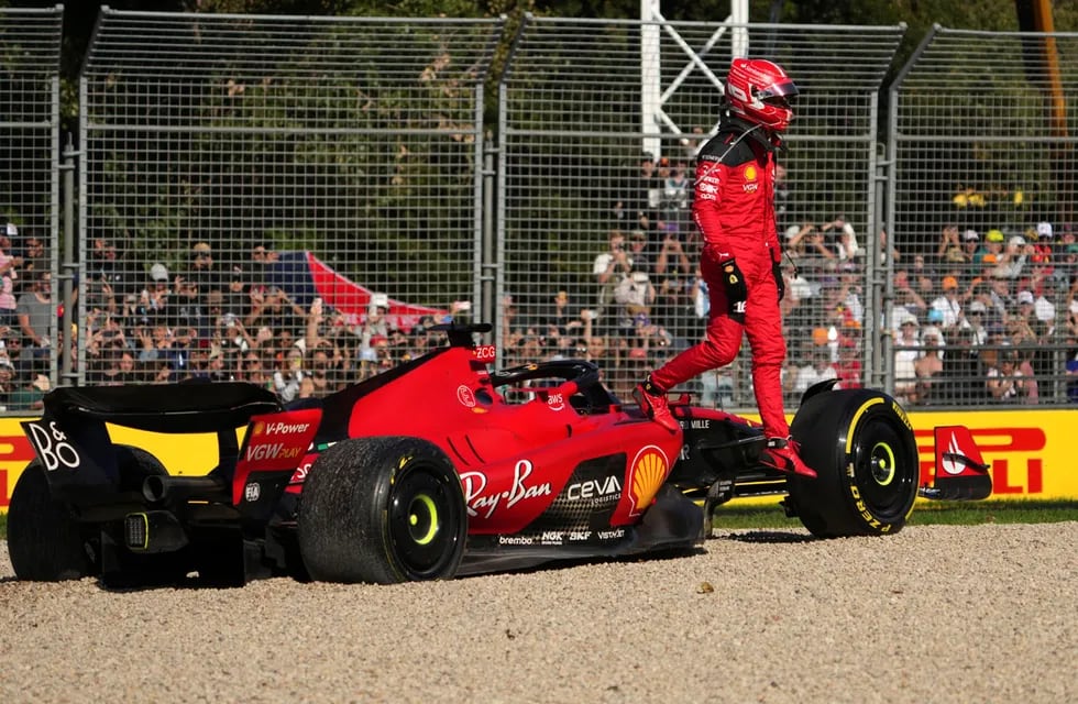 Así dejaba su Ferrari Charles Leclerc tras el accidente el Albert Park. (AP)