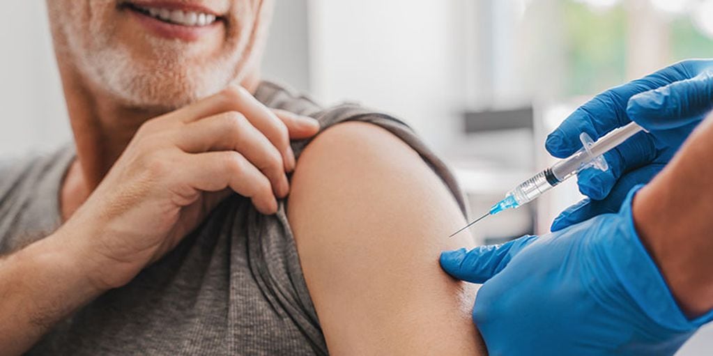 La vacuna contra el herpes zóster (Shingrix) está disponible y es eficaz para reducir el riesgo de desarrollar la enfermedad y sus complicaciones, especialmente en personas mayores.