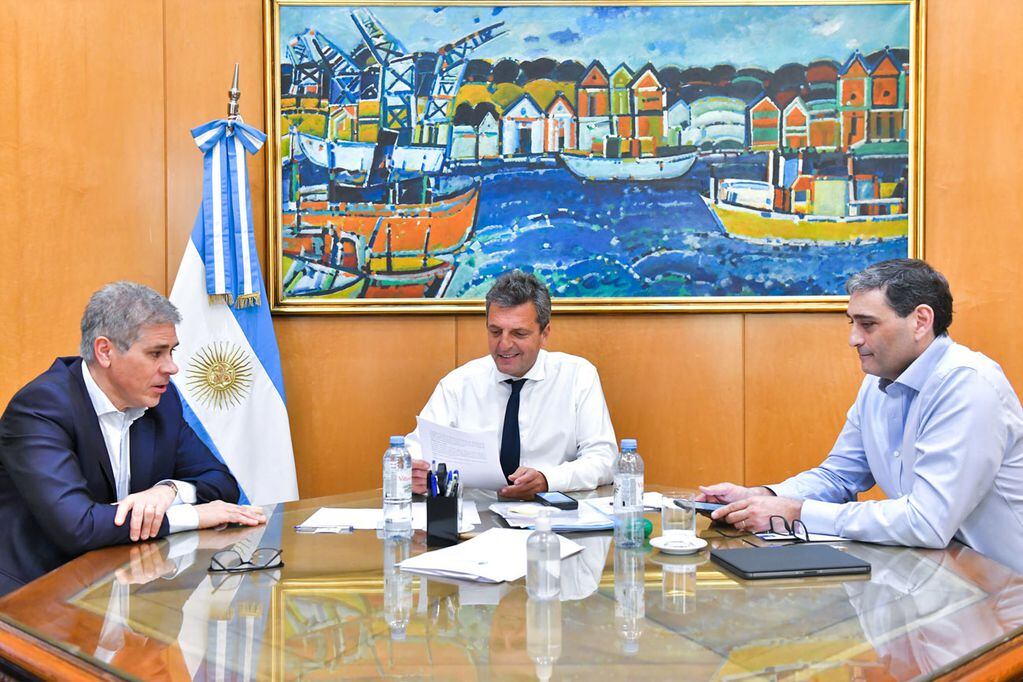 El ministro de Economía, Sergio Massa, en un encuentro de trabajo con el presidente de YPF, Pablo González.  (Prensa Ministerio de Economía)
